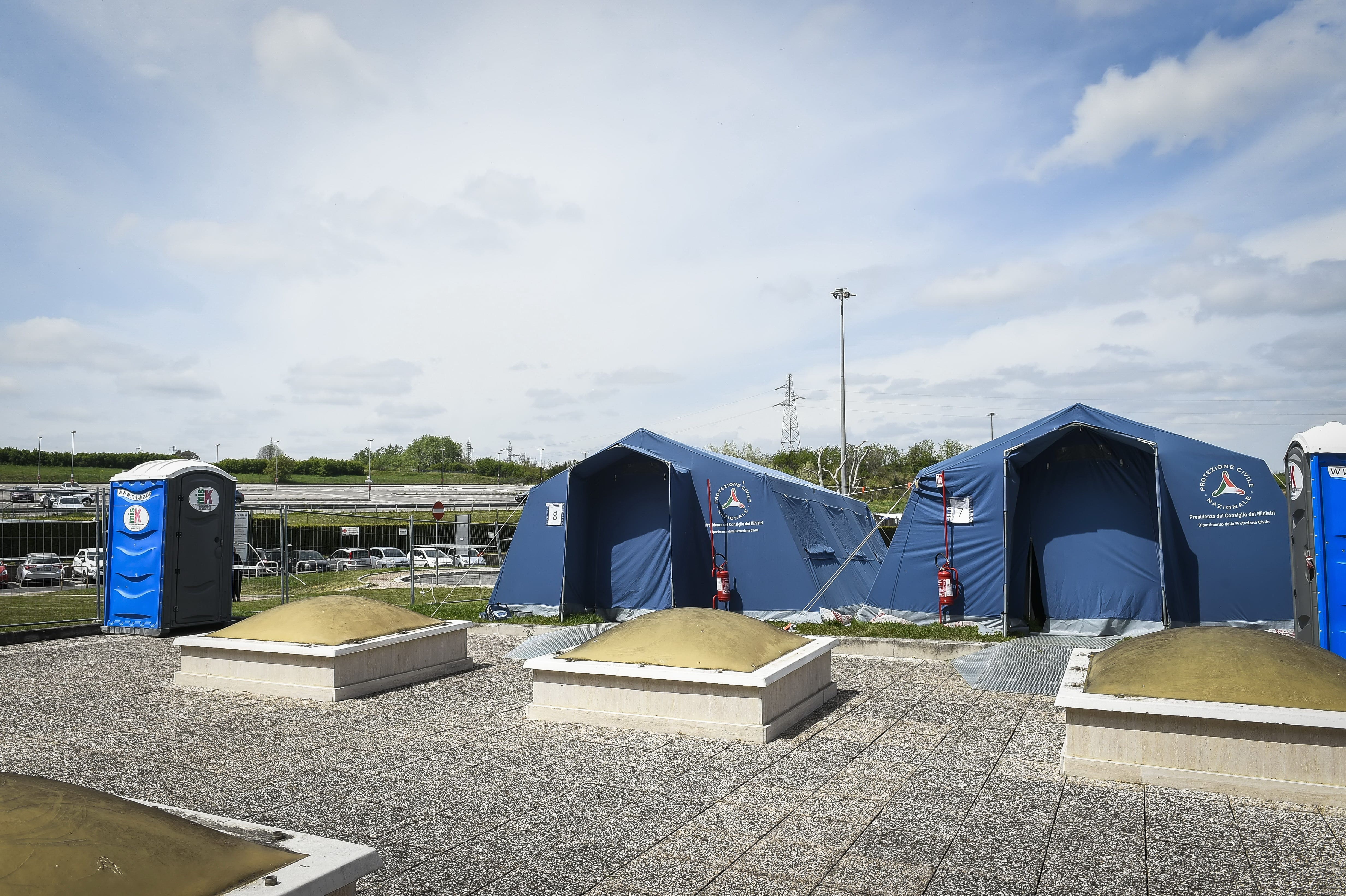 All’aeroporto di Catania sono state montate le tensostrutture