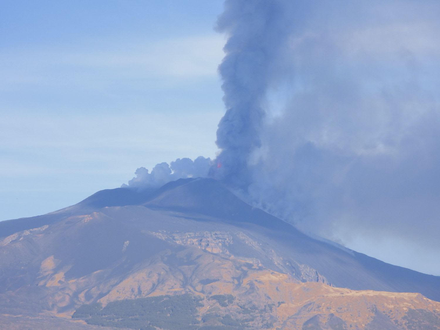 L’Etna ha un nuovo cratere di collasso
