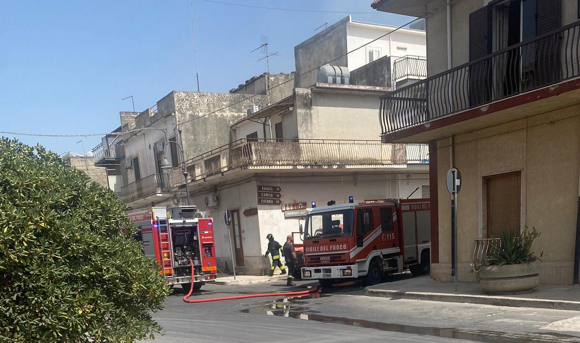 Paura a Ragusa: frigorifero a fuoco in un’abitazione