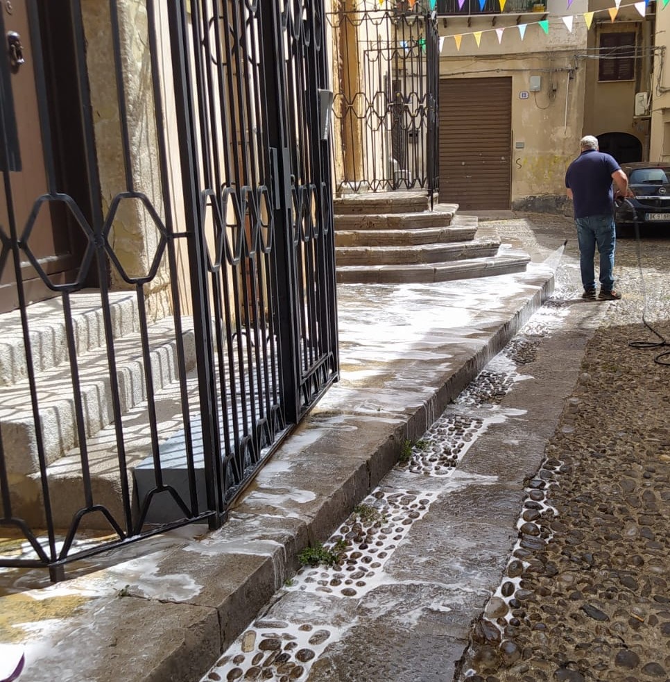 Carini, ignoti imbrattano con olio gradini convento, il sindaco: “Gesto spregevole”