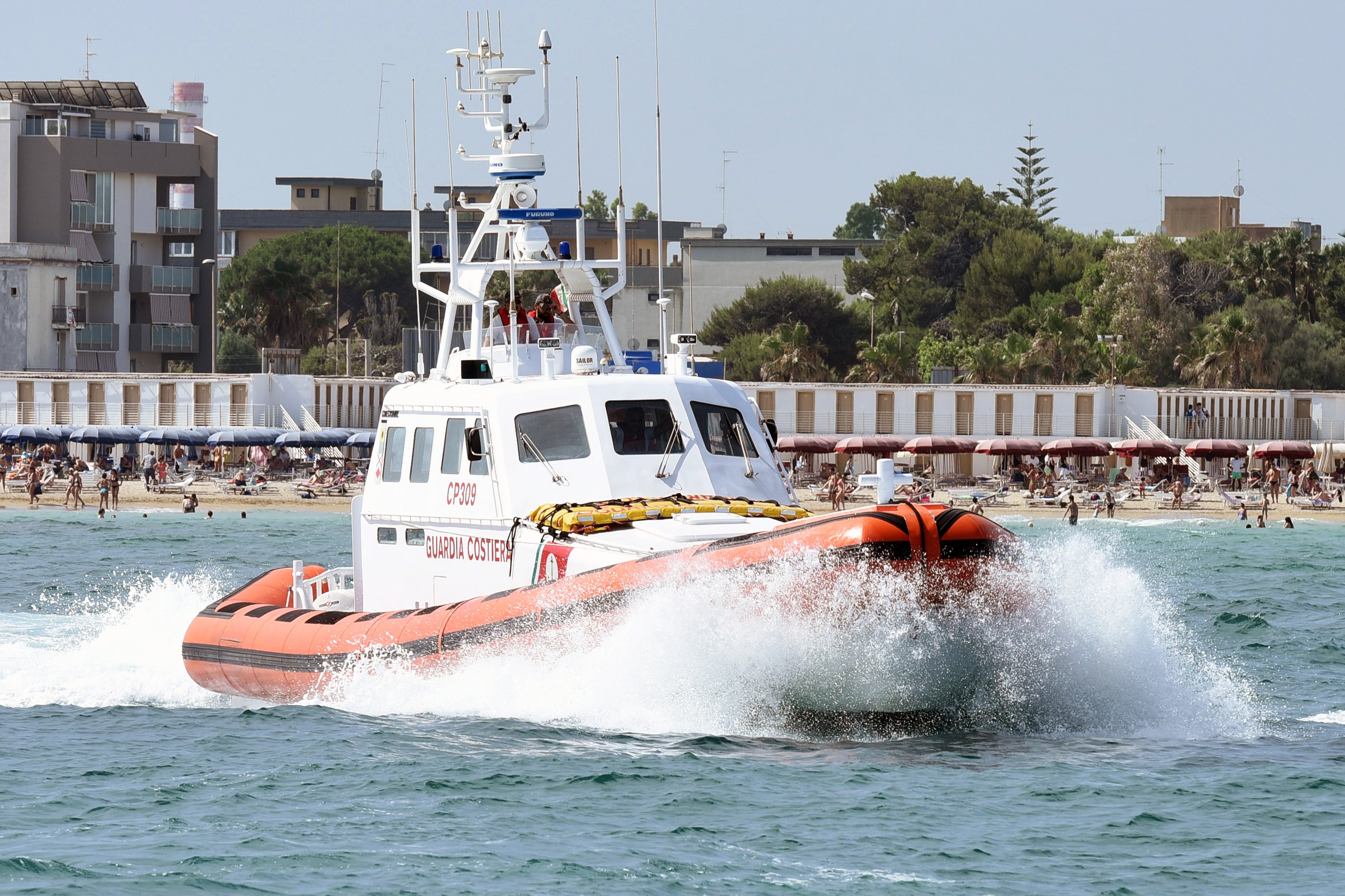 Peschereccio si scontra con traghetto e affonda: disperso marinaio