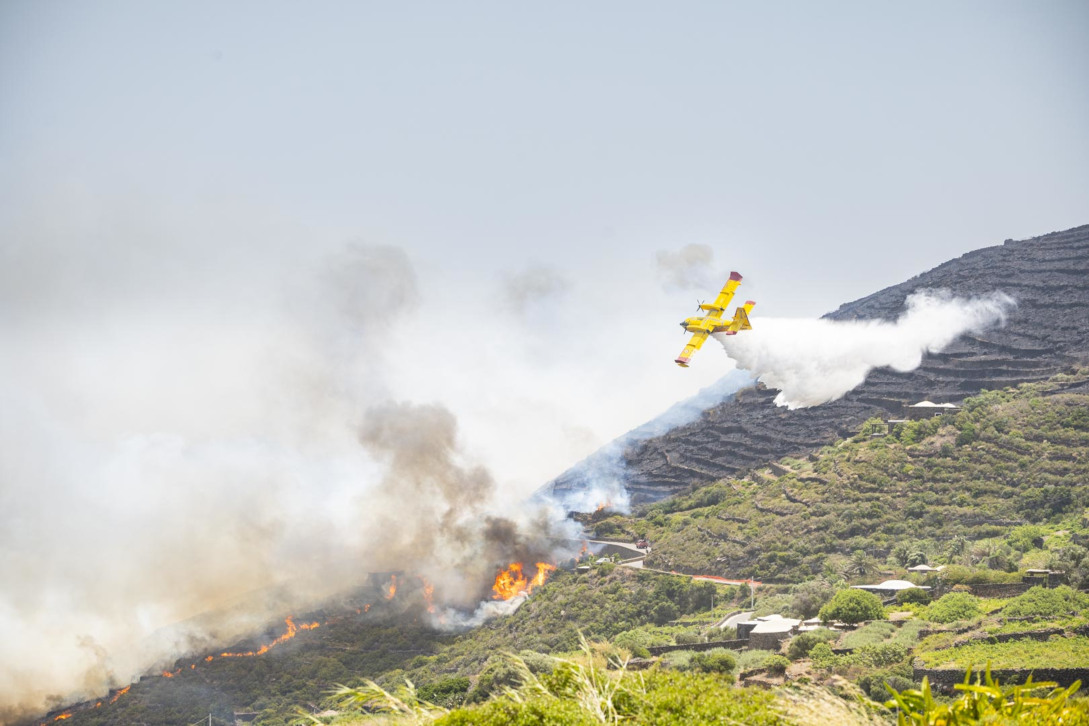 Pantelleria, dopo le fiamme l’appello: “Rinforzi”
