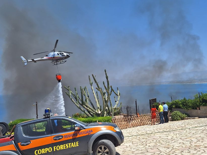 Castellammare del Golfo, vasto incendio in contrada Conza