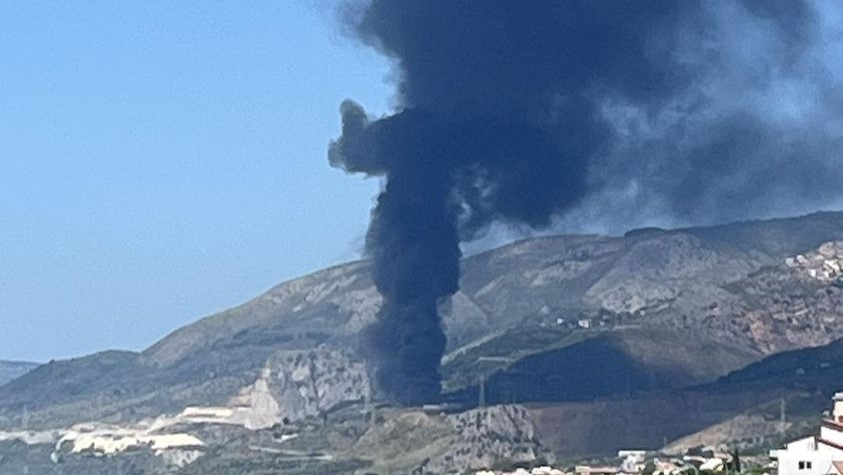 Nel Messinese è scoppiato un grosso incendio in centro rifiuti plastici