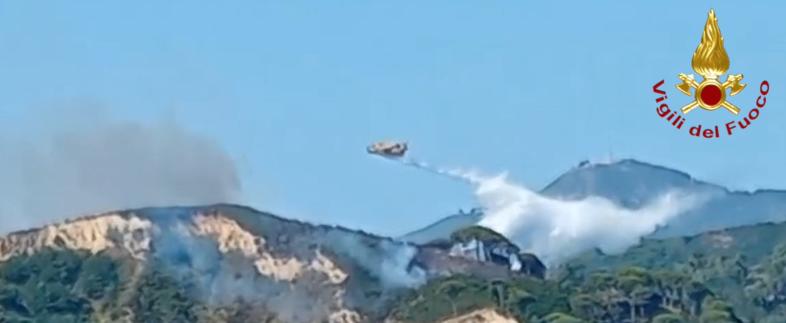 Fiamme devastano vegetazione nel Messinese, in azione Canadair