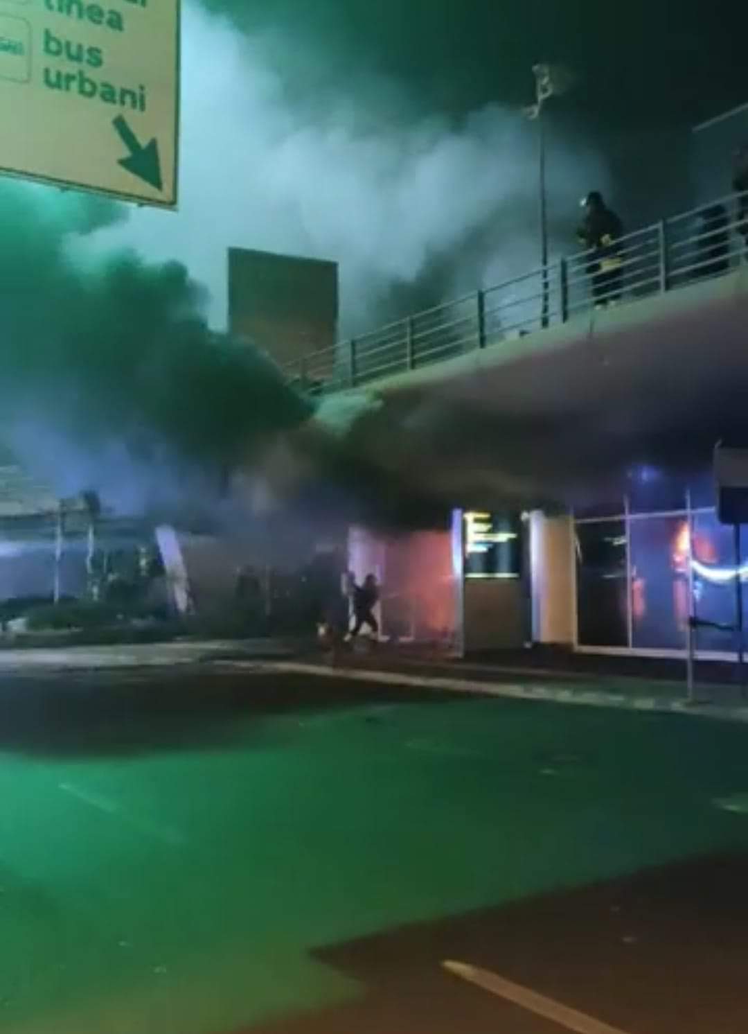 Incendio all’aeroporto di Catania, passeggeri in fuga e voli sospesi fino al 19 luglio – VIDEO