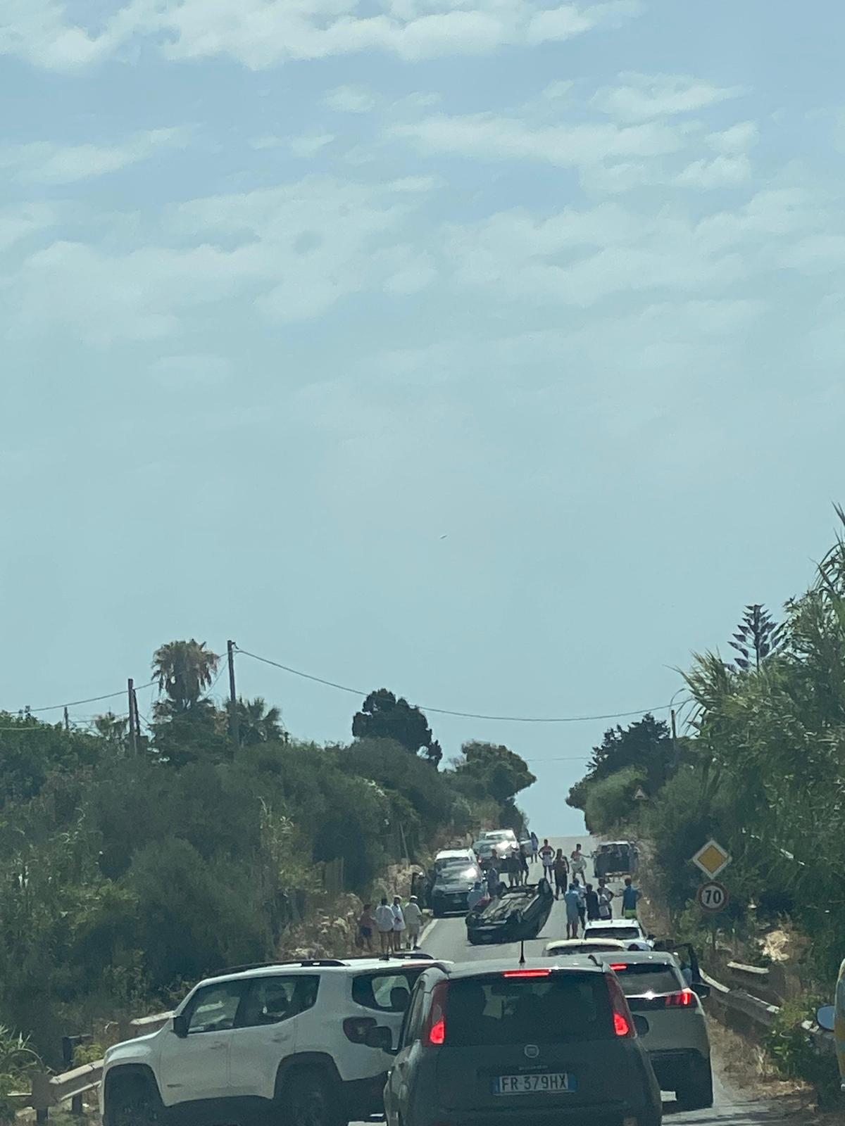 Incidente nel ragusano: auto cappotta