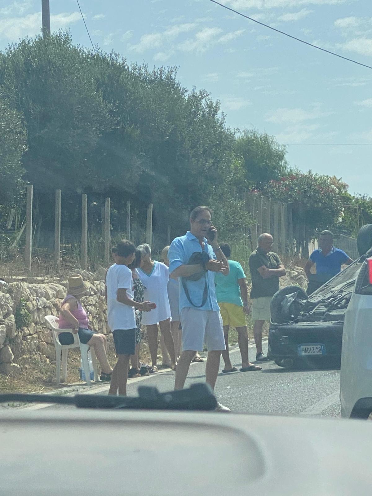 Galleria foto 'Incidente nel ragusano: auto cappotta' - foto 2