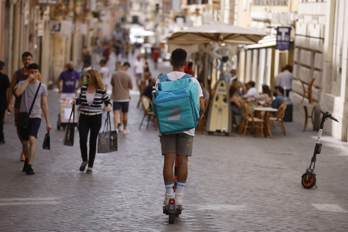 Una baby gang picchia brutalmente rider in centro a Palermo, continua la violenza