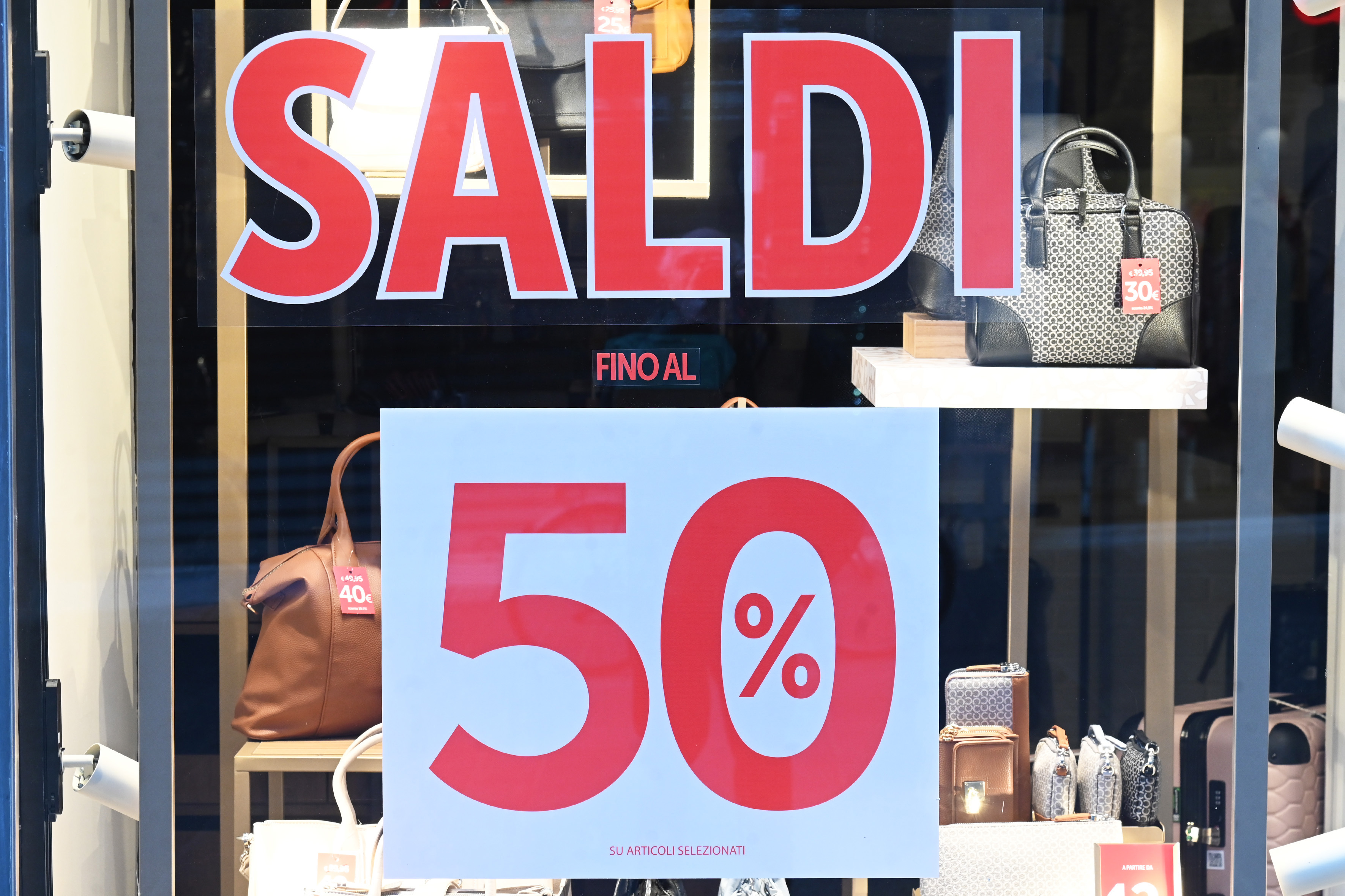 Saldi al via, Confcommercio: “Stima spesa media 213 euro a famiglia per 3,4 miliardi”