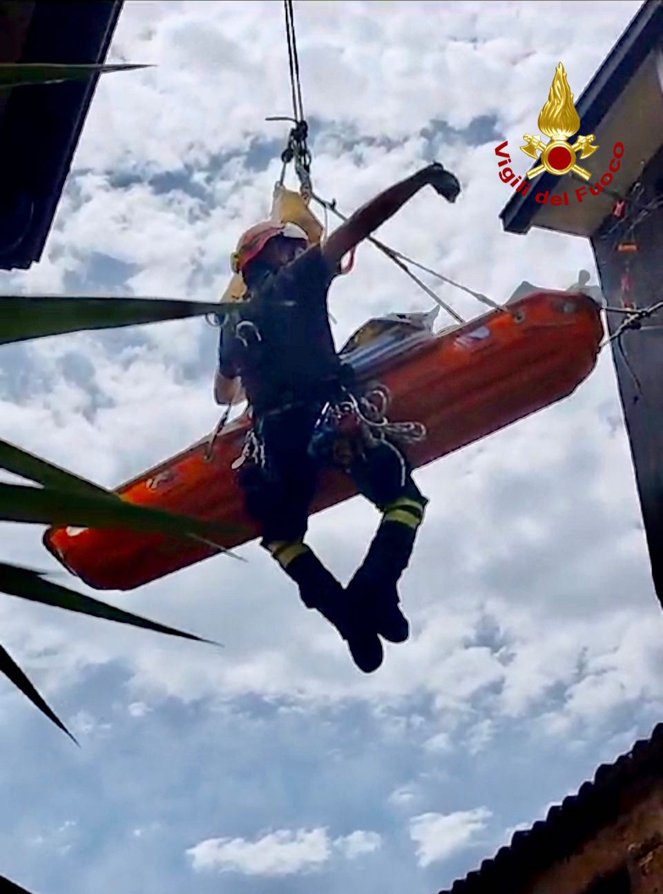 Randazzo, Vigili del Fuoco trasportano uomo in ospedale con barella speciale