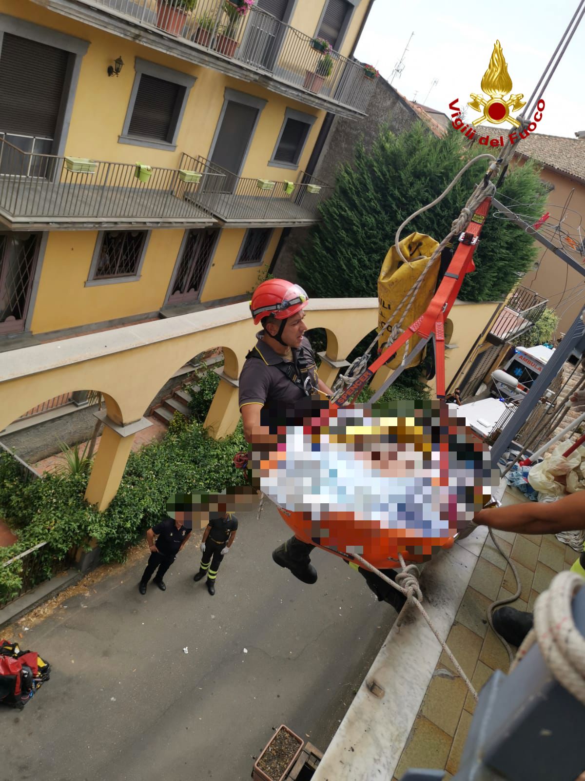Randazzo, Vigili del Fuoco trasportano uomo in ospedale con barella speciale