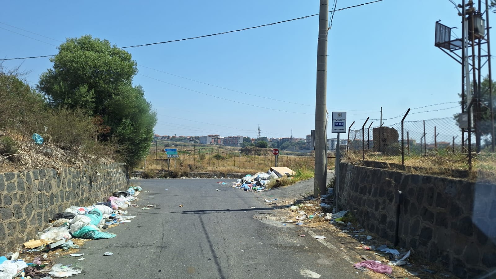 Catania, rifiuti in strada vicino ospedale San Marco (FOTO) Catania, rifiuti in strada vicino ospedale San Marco (FOTO)