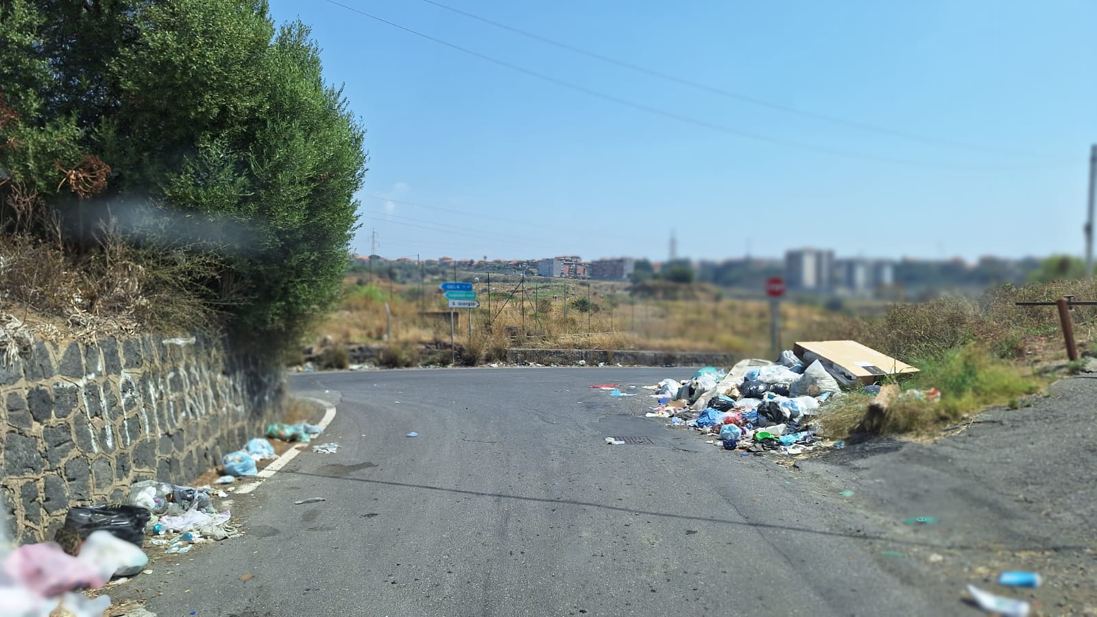 Catania, rifiuti in strada vicino ospedale San Marco (FOTO) Catania, rifiuti in strada vicino ospedale San Marco (FOTO)