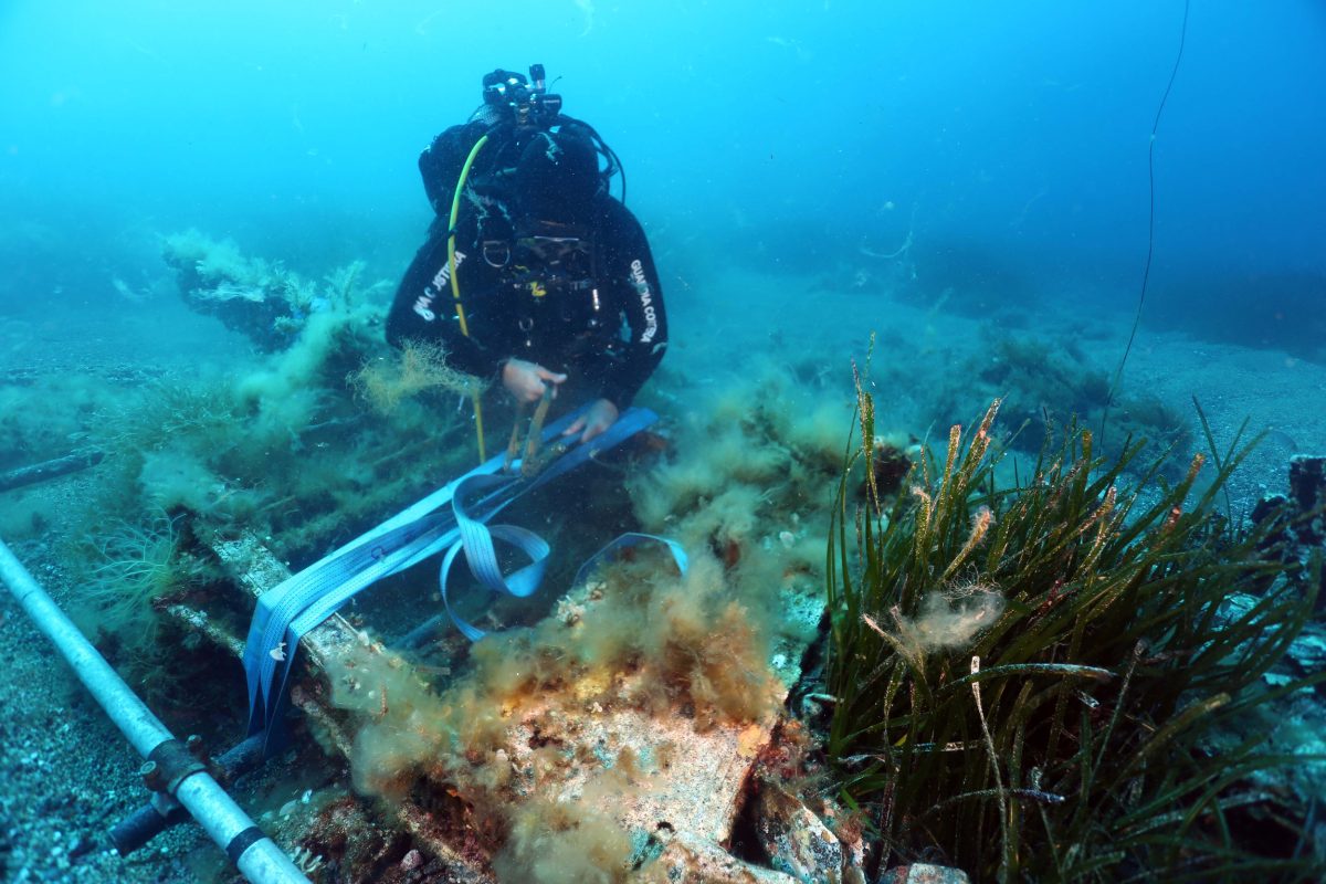 subacqueo della Guardia Costiera durante le operazioni di recupero dell'ala dell'aereo a Pantelleria_photo Salvo Emma