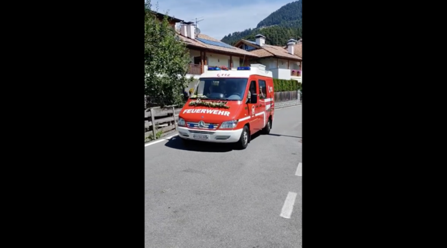 Auto va in panne e rischia di perdere il matrimonio: vigili del fuoco accompagnano sposa