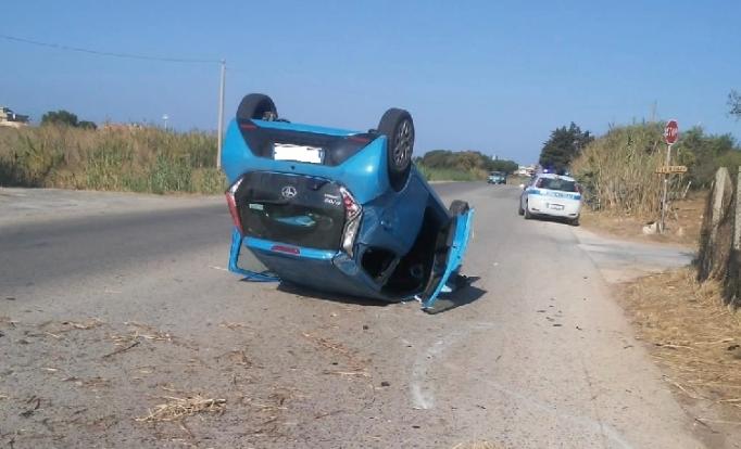 Marina di Modica, 19enne cappotta con auto