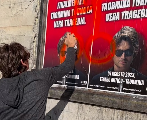 Angelo Duro imbratta i suoi manifesti a Taormina, furia De Luca: “Sei un troglodita” Angelo Duro imbratta i suoi manifesti a Taormina, furia De Luca: “Sei un troglodita”