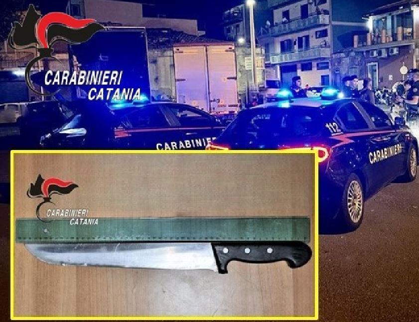 Panico nella notte vicino alla stazione di Catania, uomo con un grosso coltello in giro