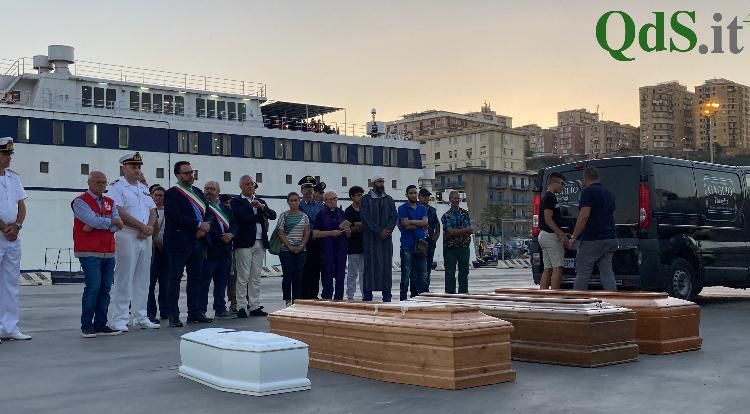 Un bambino e tre donne, le bare delle vittime del naufragio di Lampedusa a Porto Empedocle