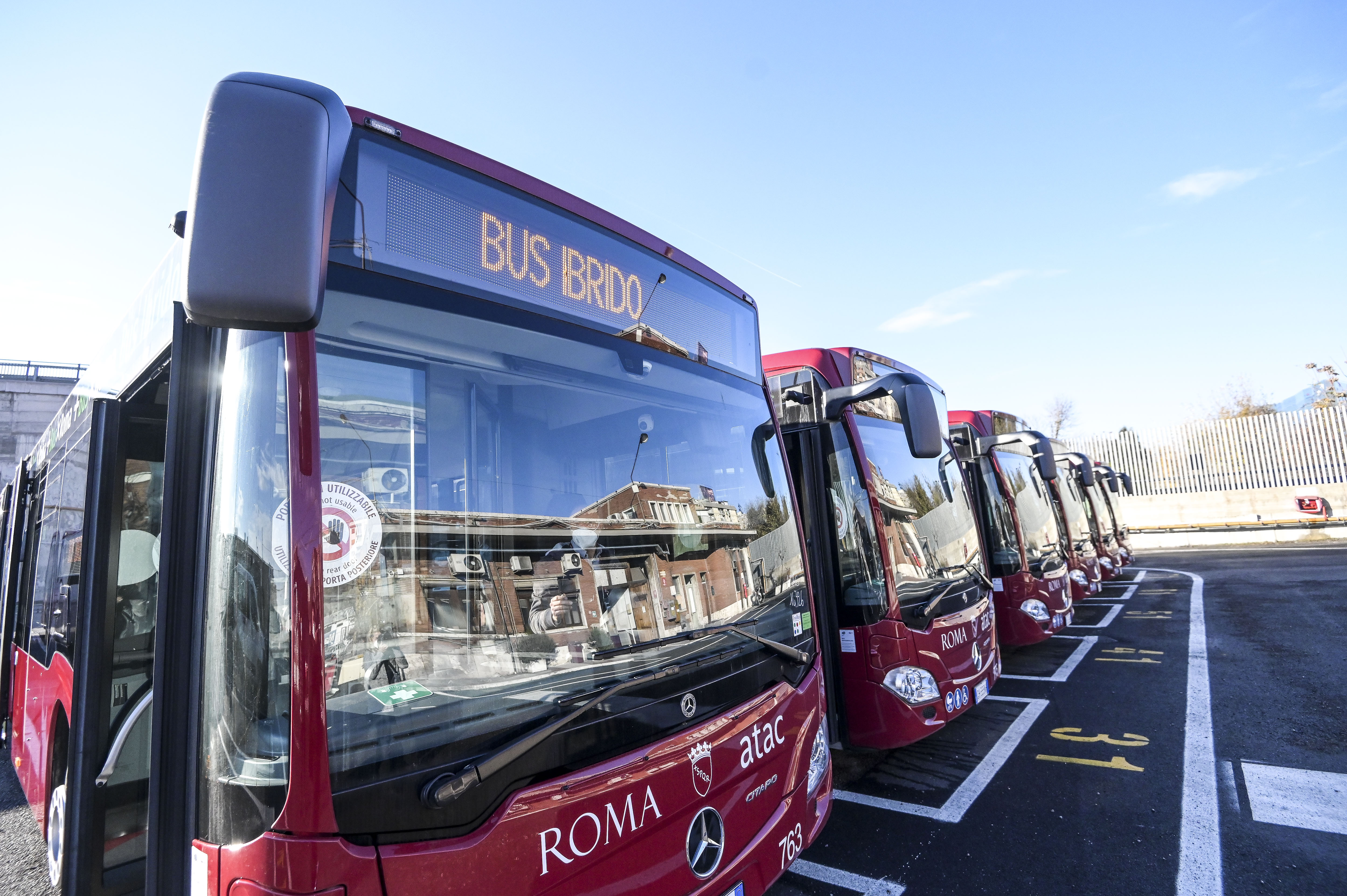Pretende di salire fuori dalla fermata, autista bus preso a pugni