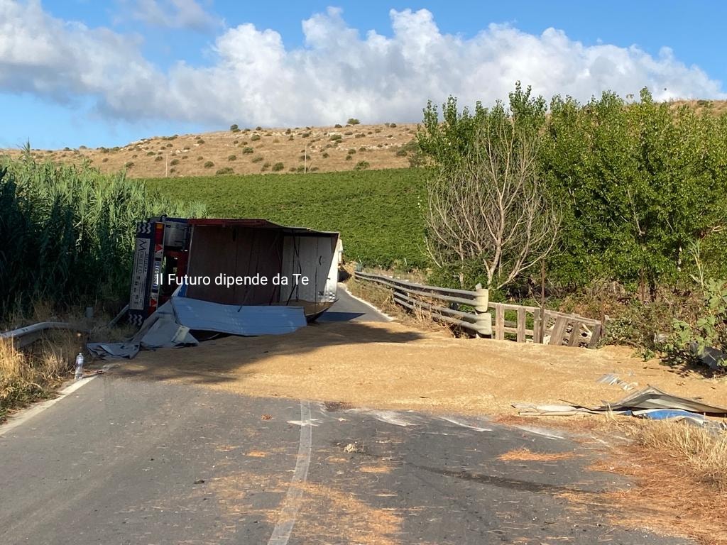 Incidente sulla Provinciale 41, camion ribaltato e traffico deviato