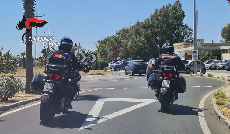 Catania, aggredisce compagna al centro commerciale: arrestato