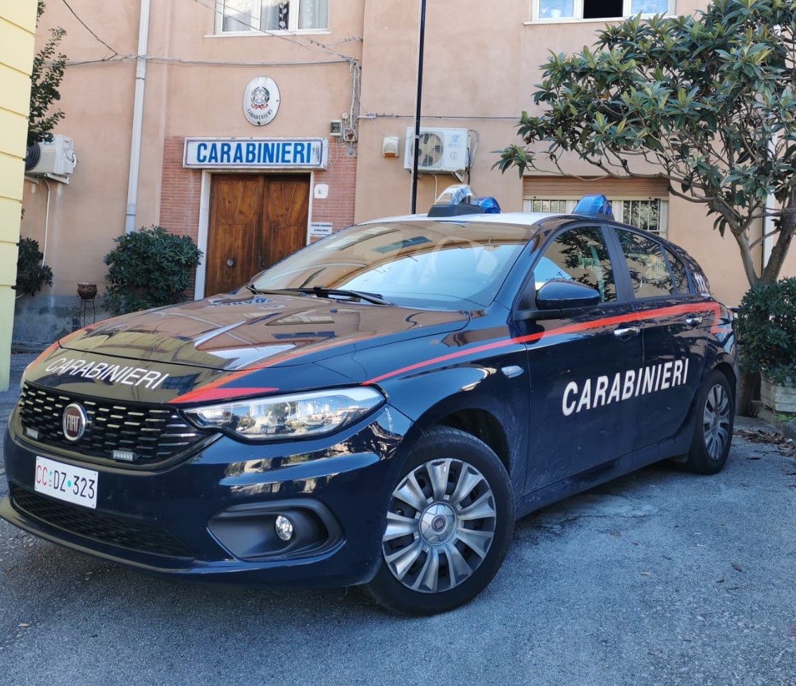 Gioiosa Marea, essiccava rami cannabis in armadio: arrestato