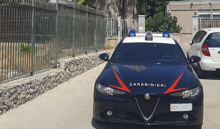 Rubano infissi in alluminio da struttura abbandonata a Siracusa, arrestata coppia
