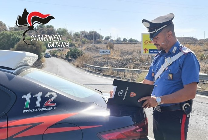 In azione al centro commerciale per avere trucchi “gratis”: denunciata 22enne