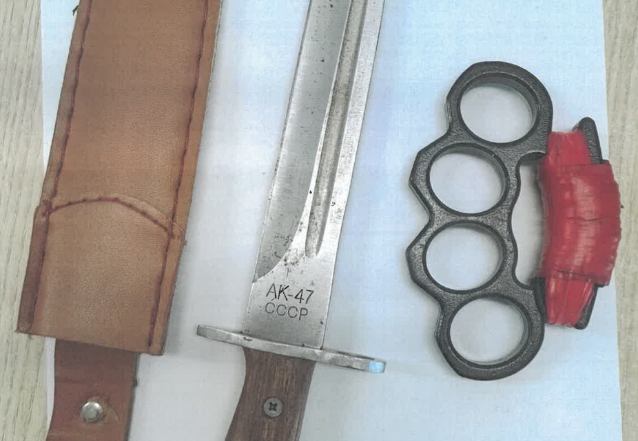 Tirapugni e grosso coltello in valigia, 18enne fermato all’aeroporto di Catania