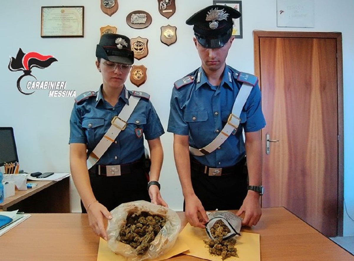 “Amore, nascondi la droga. Ci sono i carabinieri”, coppia “beccata”: un arresto e una denuncia