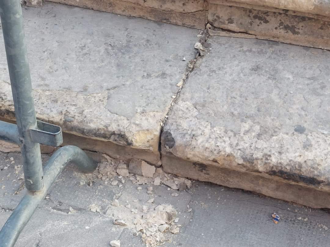 Galleria foto 'Noto, danneggiata la scalinata della Cattedrale, il parroco: “I concerti allo stadio!”' - foto 1