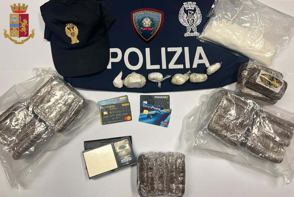 Comiso, arrestato giovane pusher incensurato: sequestrati hashish e cocaina