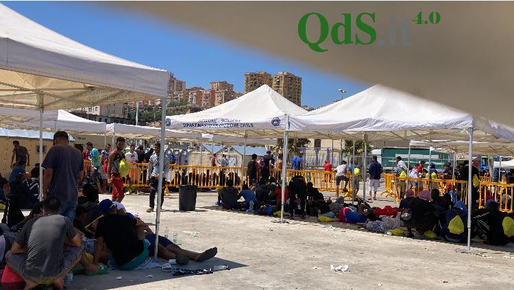 Migranti, caos a Porto Empedocle: fuggono in cento, stop a trasferimenti da Lampedusa Migranti, caos a Porto Empedocle: fuggono in cento, stop a trasferimenti da Lampedusa