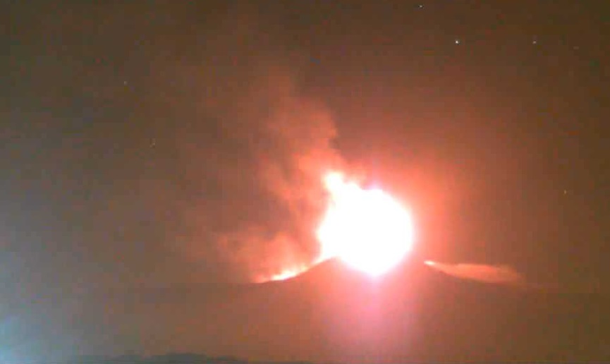 Nuova eruzione dell’Etna, trabocco lavico dal Cratere di Sud-Est. Tremore in aumento