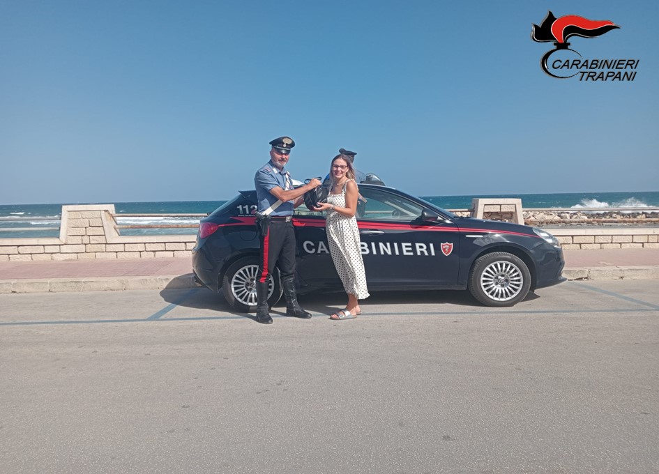 Si dimentica la borsa sul bus, turista aiutata dai carabinieri a Trapani