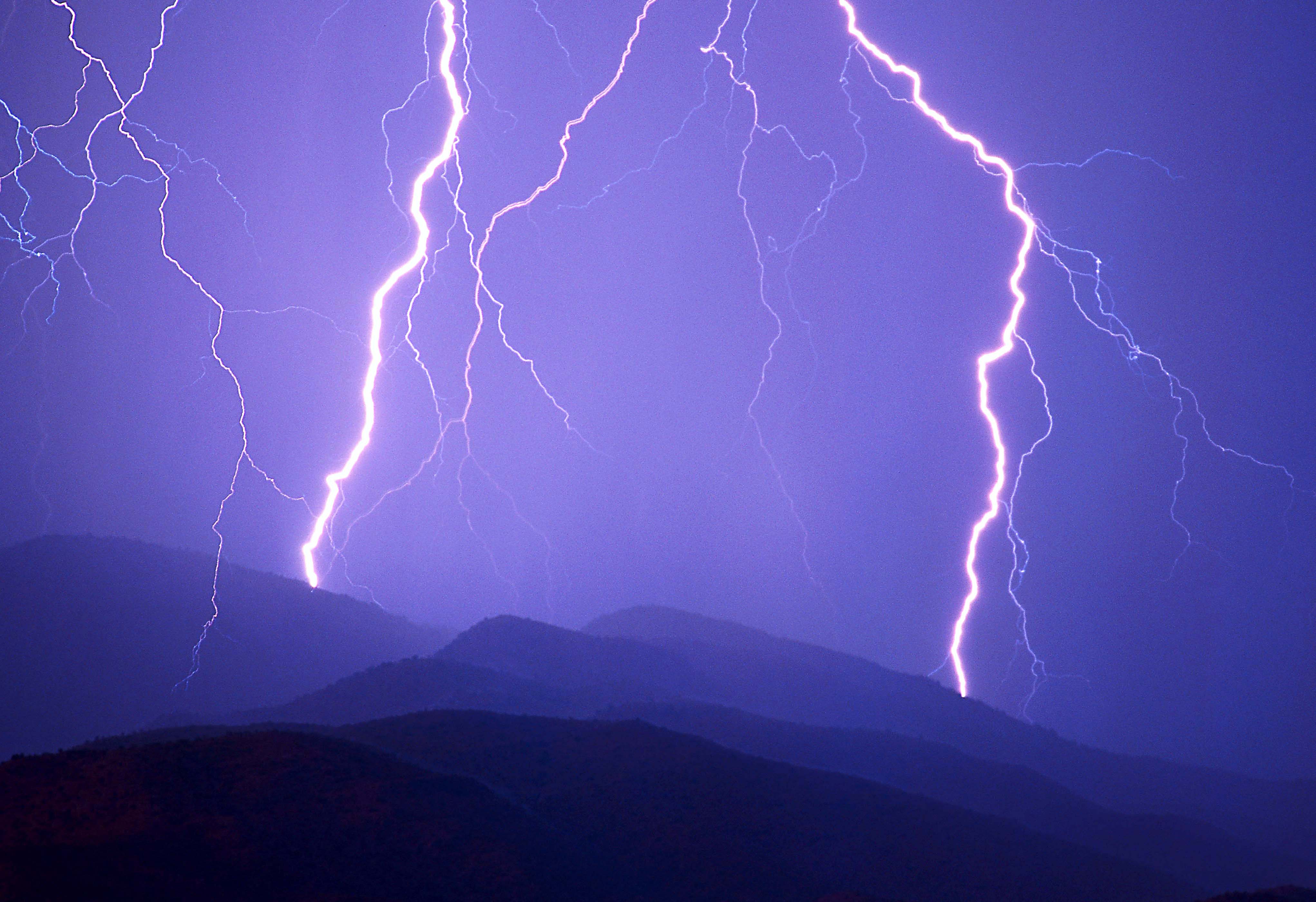 Colpito da fulmine mentre gioca a pallone, 12enne in condizioni critiche