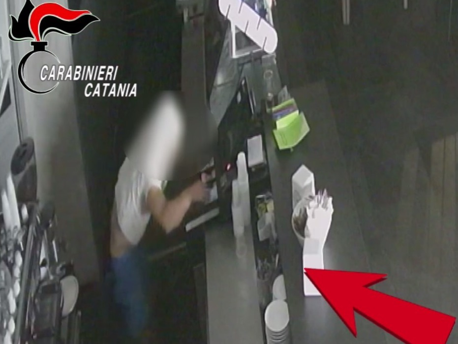 Dal bar al fioraio, esercizi pedemontani nel mirino del “ladro con la T-Shirt” – VIDEO