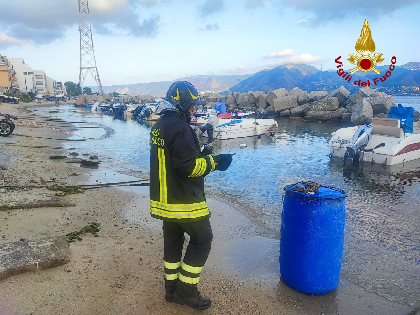 Messina, fusto sospetto in spiaggia a Torre Faro: rimosso da vigili del fuoco