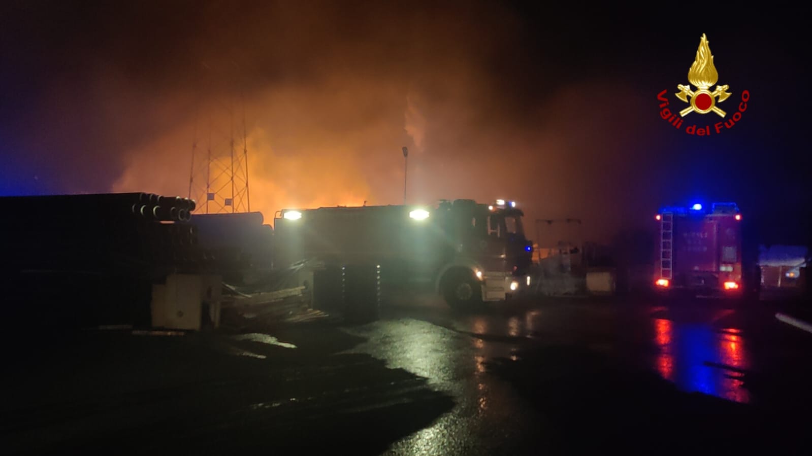 Incendio a Catania, fiamme in un’azienda di materiale edile