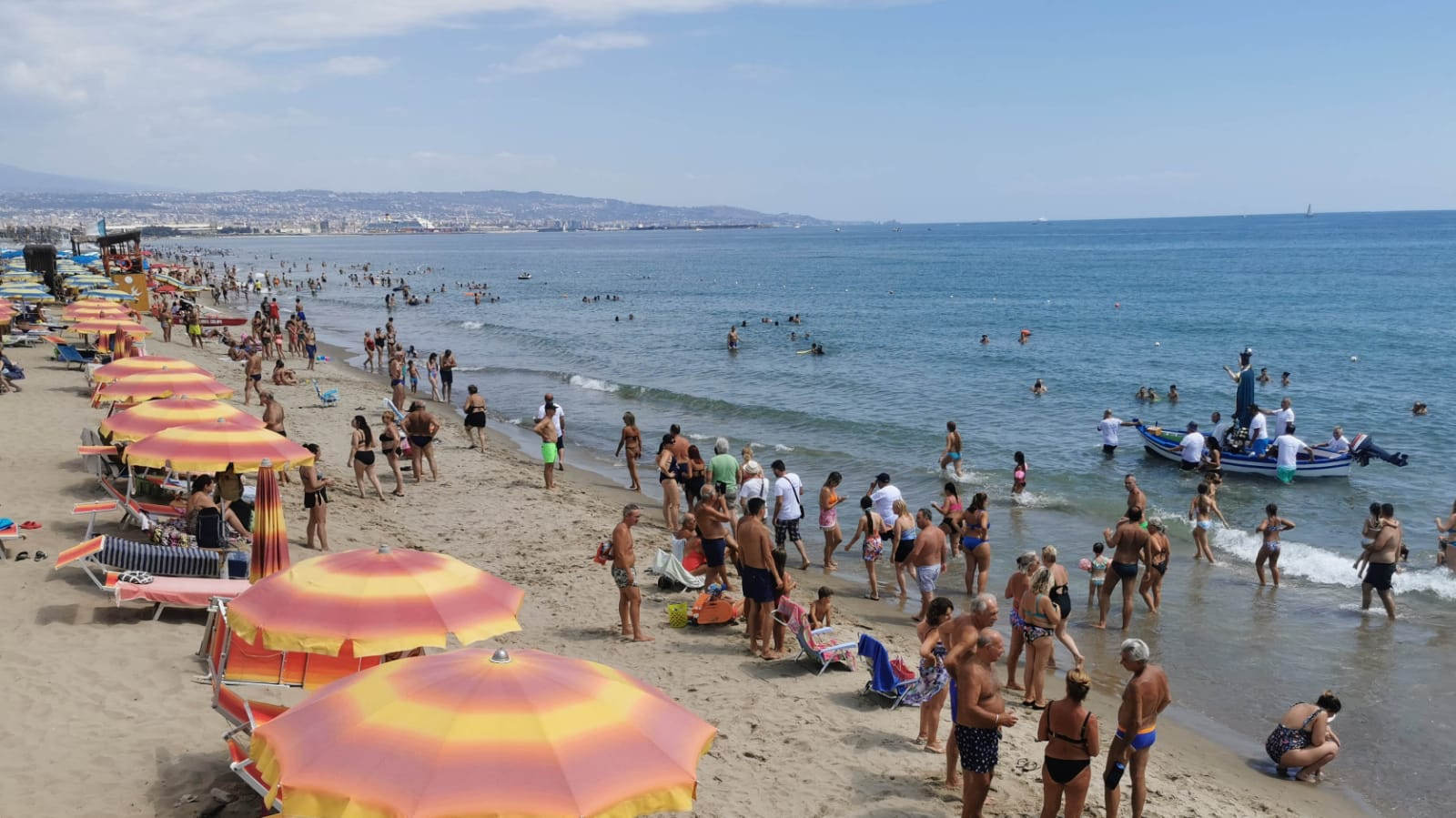Catania, alla Playa la Madonna dell’Assunta in processione – FOTO