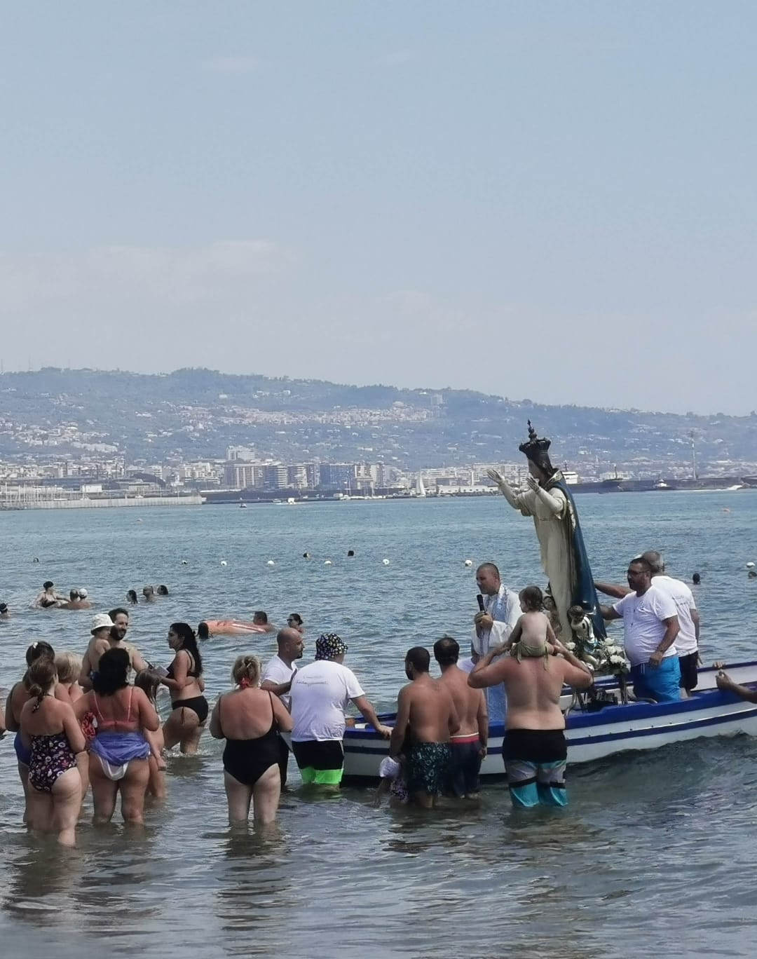 Catania, alla Playa la Madonna dell’Assunta in processione – FOTO