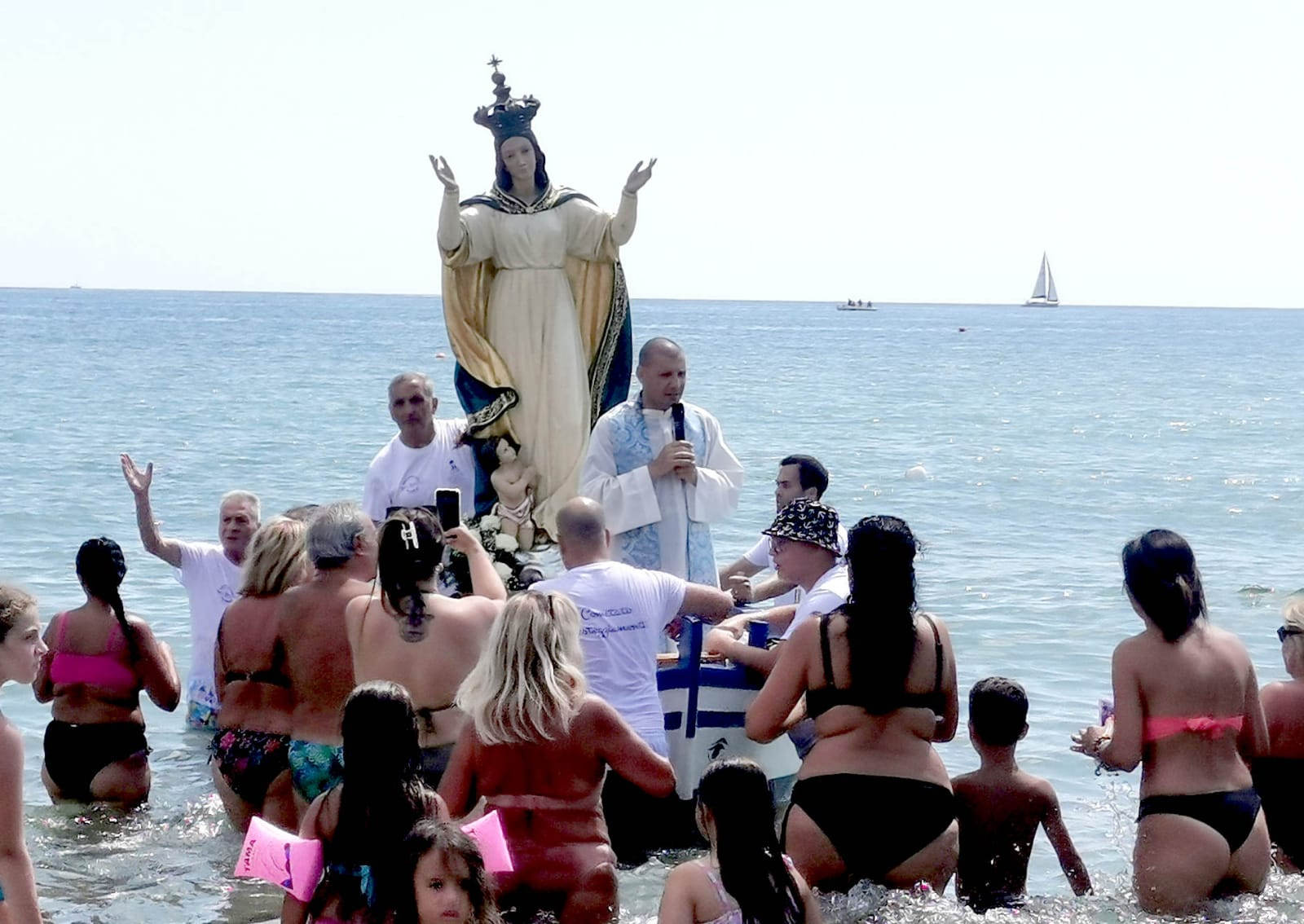 Catania, alla Playa la Madonna dell’Assunta in processione – FOTO