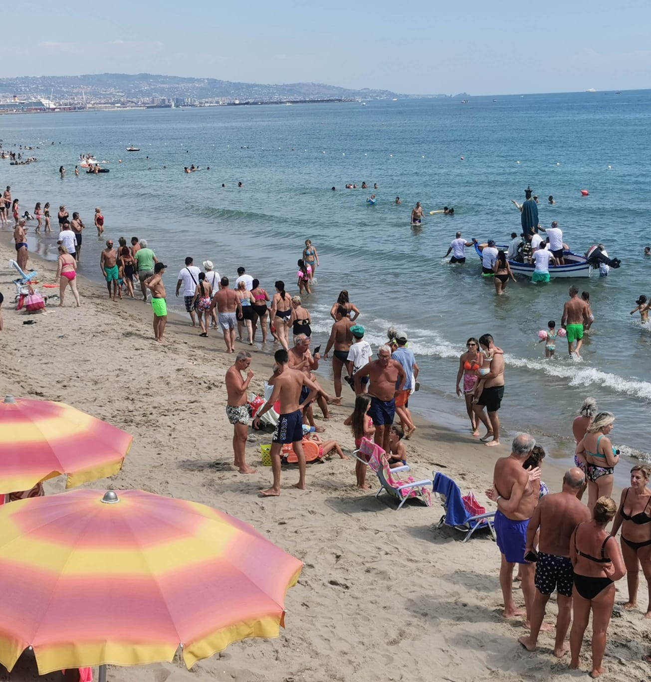 Catania, alla Playa la Madonna dell’Assunta in processione – FOTO