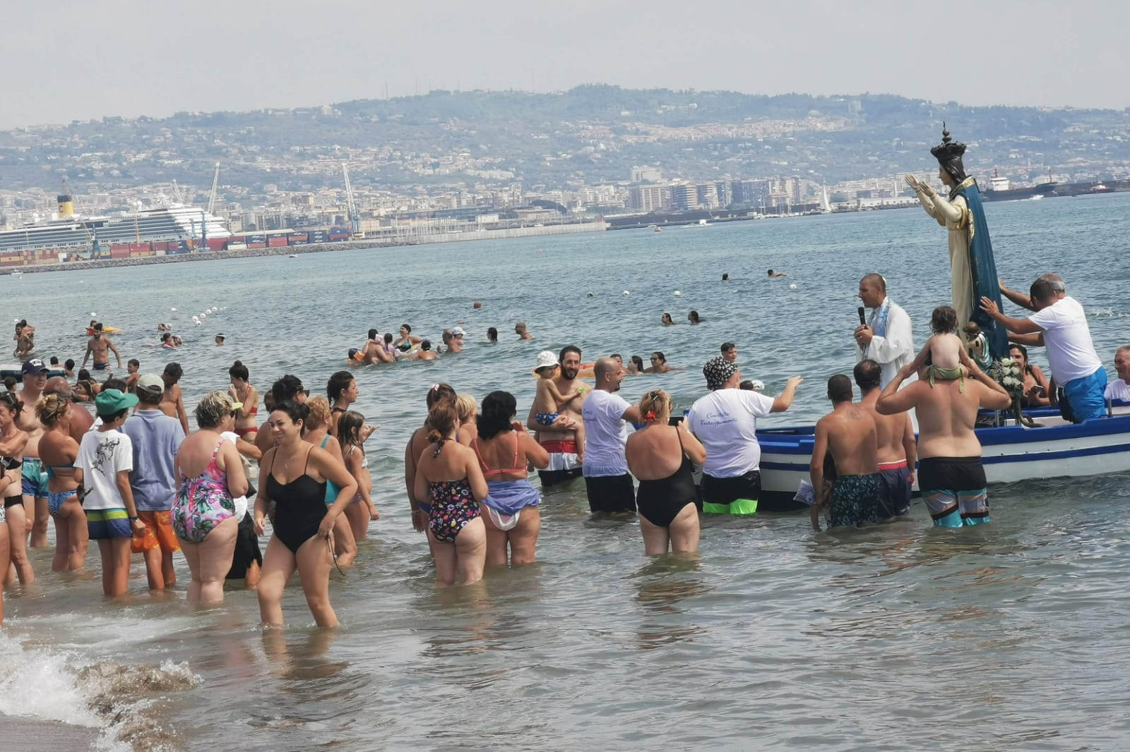 Catania, alla Playa la Madonna dell’Assunta in processione – FOTO