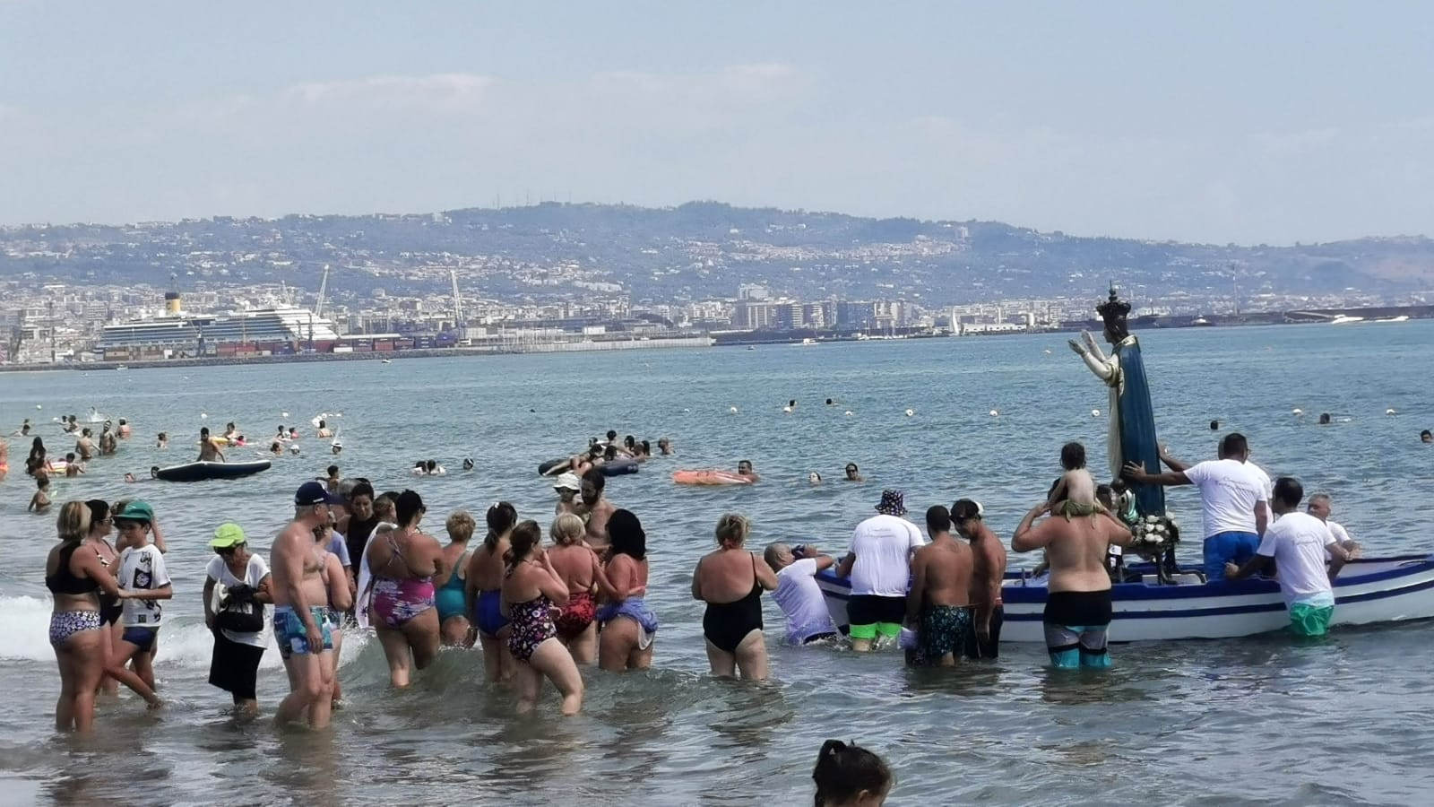 Catania, alla Playa la Madonna dell’Assunta in processione – FOTO