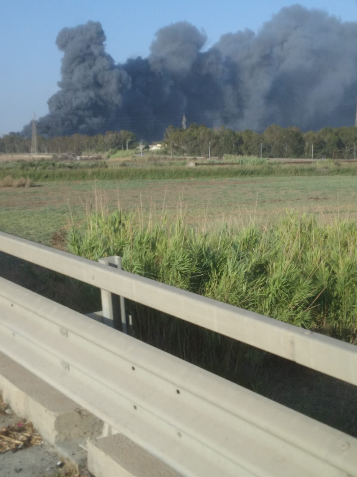 Gela, rogo in un capannone Gela, rogo in un capannone