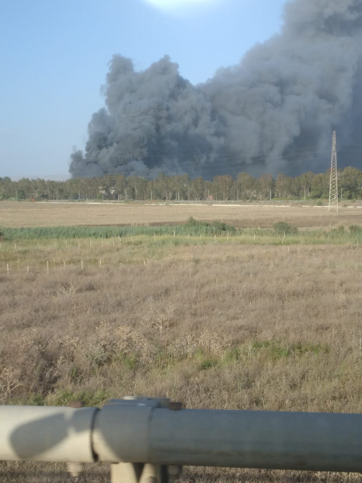 Gela, rogo in un capannone Gela, rogo in un capannone