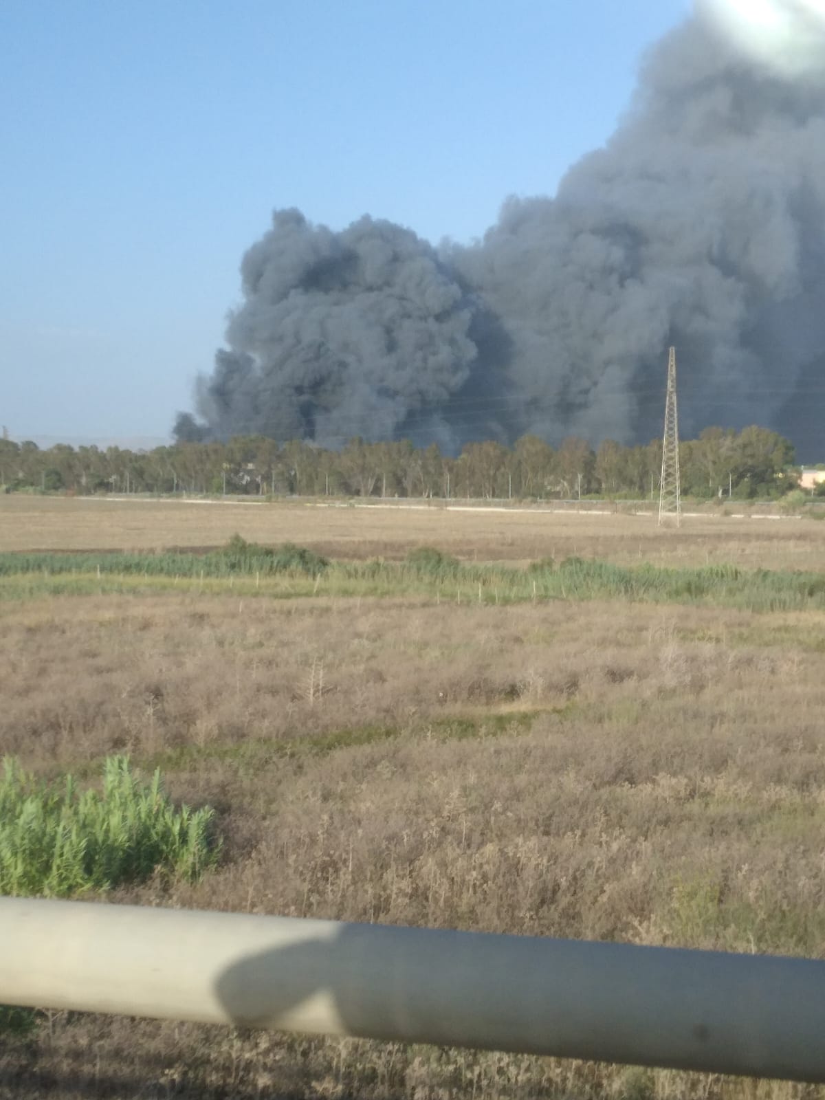Gela, rogo in un capannone Gela, rogo in un capannone